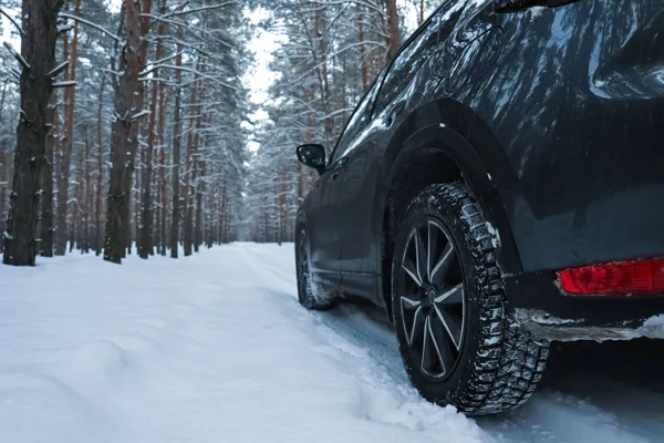 Verschneite Landstraße Mit Auto Einem Wintertag Raum Für Text — Stockfoto