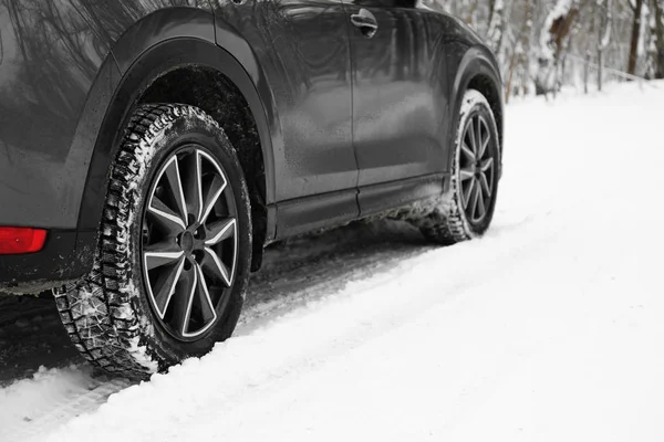 País Nevado Estrada Com Carro Dia Inverno — Fotografia de Stock