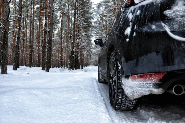 Verschneite Landstraße Mit Auto Wintertag Nahaufnahme Mit Platz Für Text — Stockfoto