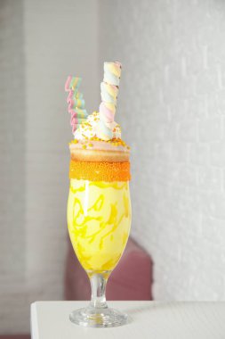 Masada kapalı tatlılar ile lezzetli milkshake bardak