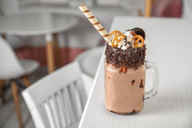 Lezzetli tatlılar kafede masada mason kavanoza muzlu süt. Metin için yer