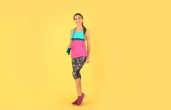 Retrato Completo Mujer Joven Deportiva Con Cuerda Salto Sobre Fondo —  Fotos de Stock
