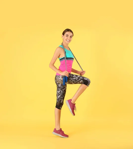 Ritratto Completo Giovane Donna Sportiva Con Corda Salto Sfondo Colori — Foto Stock