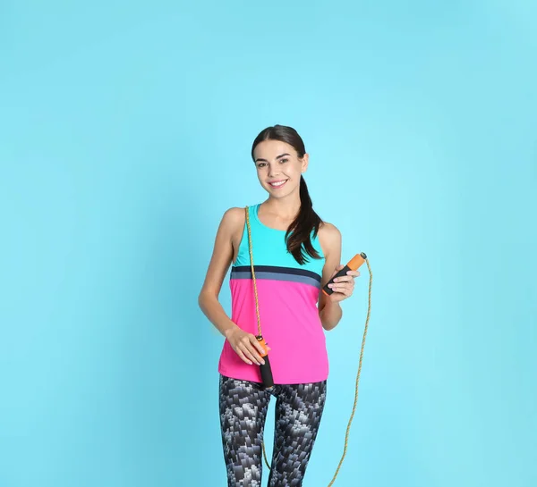 Retrato Mujer Joven Deportiva Con Cuerda Salto Sobre Fondo Color —  Fotos de Stock