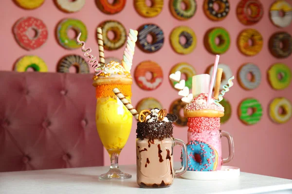 Välsmakande Milkshakes Med Godis Glas Bordet Café — Stockfoto