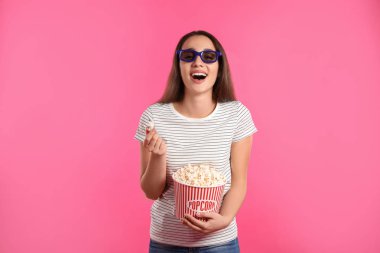 3d gözlük ve patlamış mısır sinema sırasında kadın ile renk arka plan üzerinde göster