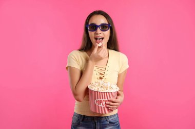 3d gözlük ve patlamış mısır sinema sırasında kadın ile renk arka plan üzerinde göster