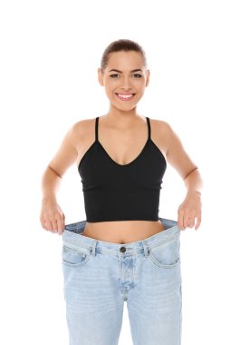 Beyaz arka plan üzerinde büyük boy kot ince kadın. Kilo kaybı