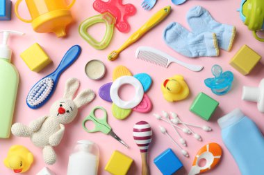 Renk arka plan üzerinde bebek aksesuarları ile düz yatıyordu kompozisyon