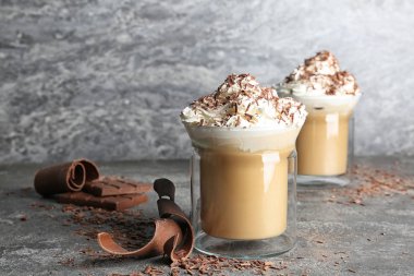 Cam bardak krem şanti gri tablo ile lezzetli kahve