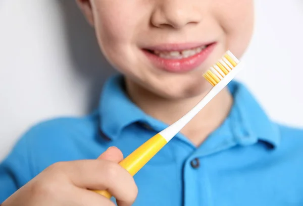 Kleiner Junge Mit Zahnbürste Auf Hellem Hintergrund Nahaufnahme — Stockfoto