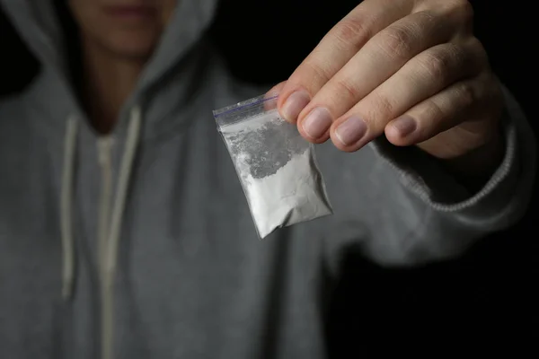 Traficante Drogas Segurando Saco Com Cocaína Fundo Preto Close — Fotografia de Stock