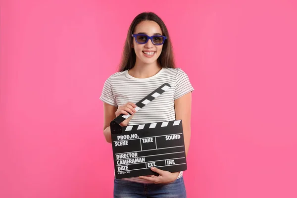 Donna Con Occhiali Clapperboard Sfondo Colori Mostra Cinema — Foto Stock