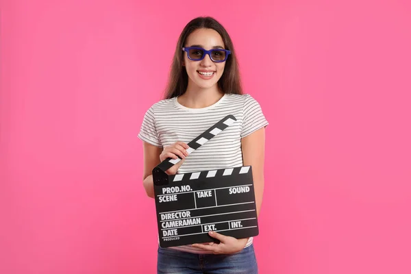 Mujer Con Gafas Claqueta Sobre Fondo Color Show Cine —  Fotos de Stock