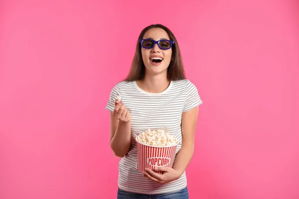 Mujer Con Gafas Palomitas Maíz Durante Espectáculo Cine Fondo Color —  Fotos de Stock