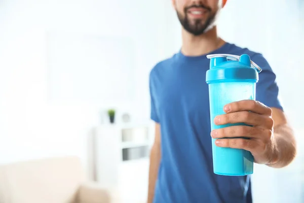 Jovem Preparando Batido Proteína Mesa Quarto — Fotografia de Stock