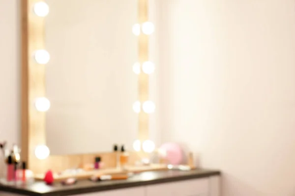 Rozmazaný Pohled Tabulku Kosmetické Výrobky Zrcadlo Bílé Zdi Closeup Šatna — Stock fotografie