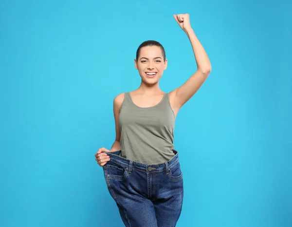 Mujer Delgada Pantalones Vaqueros Gran Tamaño Sobre Fondo Color Pérdida — Foto de Stock