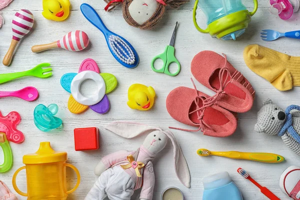 Composição Leigos Planos Com Acessórios Para Bebês Brinquedos Fundo Madeira — Fotografia de Stock