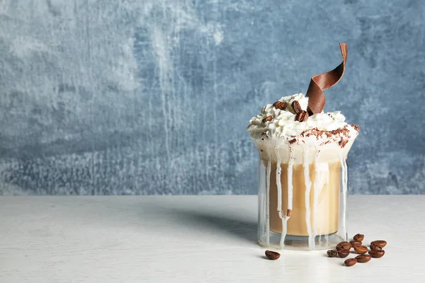 Glas Kopp Gott Kaffe Med Vispad Grädde Och Choklad Bordet — Stockfoto