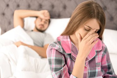Genç çift oturma odasında tartışıyor. İlişki sorunları