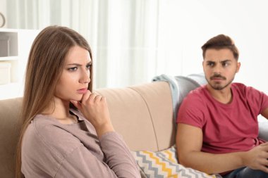 Genç çift oturma odasında tartışıyor. İlişki sorunları