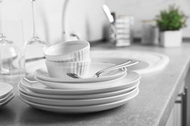 Temiz yemekler ve çatal bıçak takımı üstünde mutfak sayaç kümesi