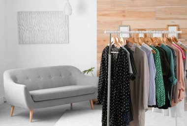 Dolap raf şık giysiler ve kanepeli soyunma odasında. Metin için yer