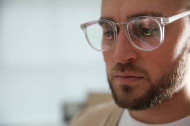Gözlük takan genç adam arka plan, closeup bulanık. Göz Hastalıkları Servisi
