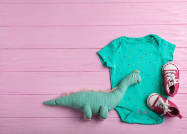 Giyim ve ahşap arka plan üzerinde metin için yer düz yatıyordu kompozisyonu. Bebek Aksesuarları