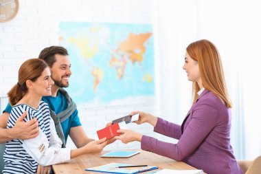 Kadın Yöneticisi kaç içinde seyahat acentası bilet pasaport verilmesi