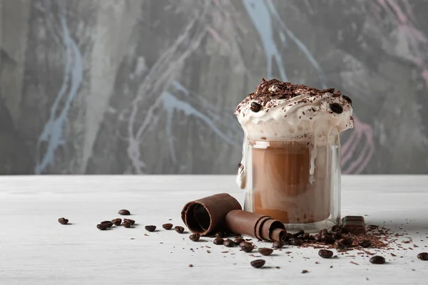 Glas Kopp Gott Kaffe Med Vispad Grädde Och Choklad Bordet — Stockfoto