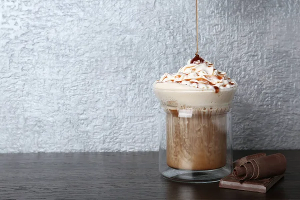 Verser Sirop Sucré Dans Une Tasse Verre Avec Café Savoureux — Photo