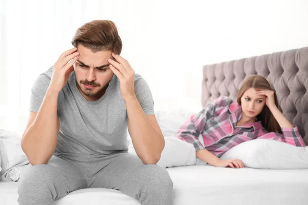 Casal Jovem Discutindo Sala Estar Problemas Relacionamento — Fotografia de Stock