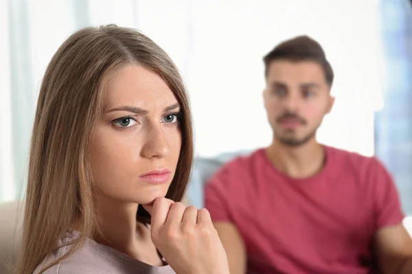 Casal Jovem Discutindo Sala Estar Problemas Relacionamento — Fotografia de Stock
