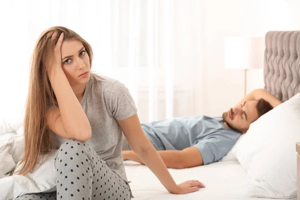 Casal Jovem Discutindo Sala Estar Problemas Relacionamento — Fotografia de Stock