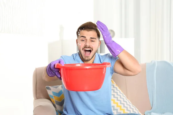 Hombre Joven Preocupado Recogiendo Fugas Agua Del Techo Casa Hora — Foto de Stock