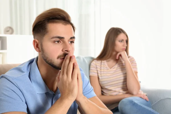 Casal Jovem Com Problemas Relacionamento Sala Estar — Fotografia de Stock