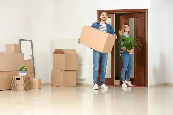 Par Går Deras Nya Hus Med Flyttlådor — Stockfoto