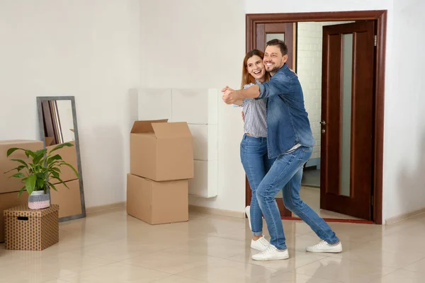 Koppel Dansen Buurt Van Bewegende Vakken Hun Nieuwe Huis — Stockfoto