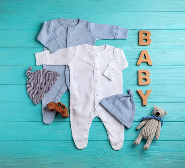 Flache Liegekomposition Mit Niedlicher Kleidung Auf Holzgrund Babyzubehör — Stockfoto