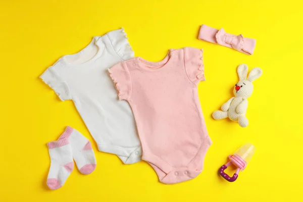 Flache Lagekomposition Mit Niedlicher Kleidung Auf Farbigem Hintergrund Babyzubehör — Stockfoto