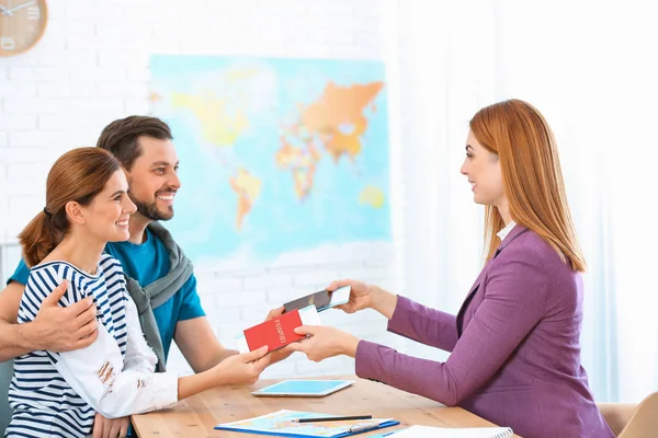 Female Manager Giving Passports Tickets Couple Travel Agency — Stock Photo, Image