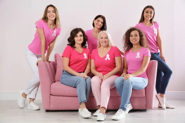 Grupo Mujeres Con Cintas Seda Sofá Cerca Pared Luz Concepto — Foto de Stock