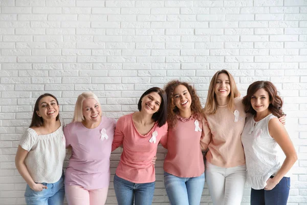 Grupo Mujeres Con Cintas Seda Sofá Cerca Pared Luz Concepto — Foto de Stock