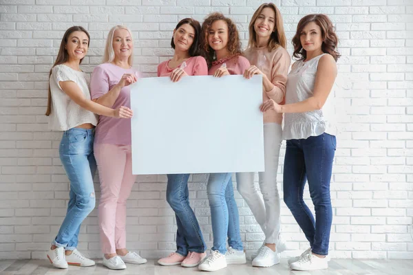 Frauengruppe Mit Seidenbändern Auf Sofa Der Nähe Von Heller Wand — Stockfoto