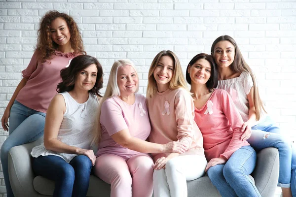 Grupo Mujeres Con Cintas Seda Sofá Cerca Pared Luz Concepto — Foto de Stock