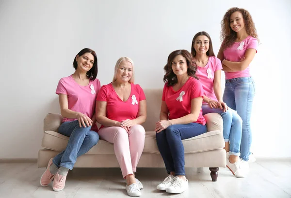 Grupo Mujeres Con Cintas Seda Sofá Cerca Pared Luz Concepto — Foto de Stock