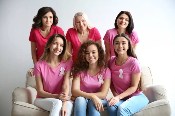 Grupo Mujeres Con Cintas Seda Sofá Cerca Pared Luz Concepto — Foto de Stock