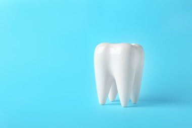 Diş renk arka plan üzerinde seramik modeli. Metin için yer